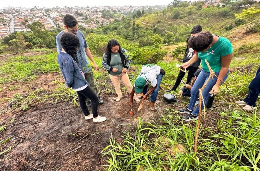  Secretaria de Meio Ambiente promove visita de alunos da UFSB na Biquinha