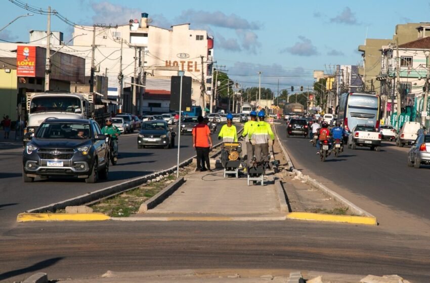  Prefeitura continua com construção de ciclovia em avenida de Teixeira de Freitas