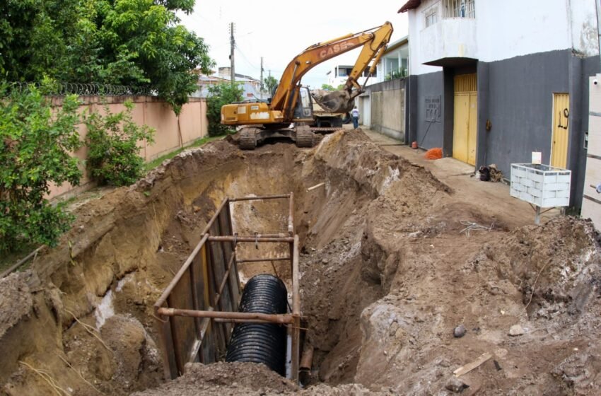  Prefeitura prossegue com serviço de drenagem do bairro Kaikan; veja fotos