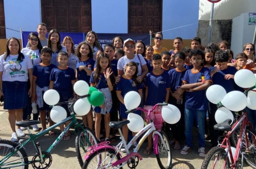  Prefeitura de Medeiros Neto entrega de mudas nativas e faz sorteio de bicicletas entre estudantes no Dia do Meio Ambiente