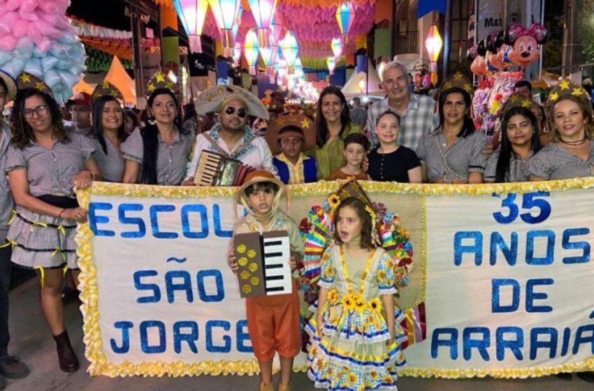  Sucesso: Prefeitura de Medeiros Neto realiza desfile junino no início do 35º Arraiá do Água Fria