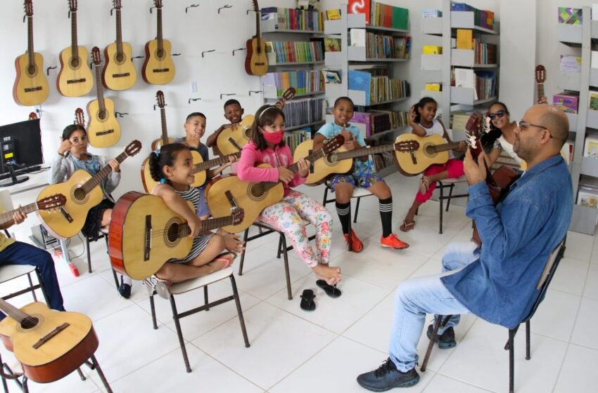  Escola em Teixeira de Freitas oferta aulas de violão gratuitas aos estudantes; confira