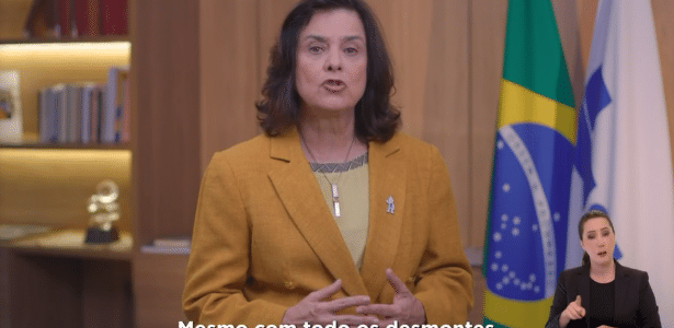  Ministra pede vacinação contra covid-19 e critica governo Bolsonaro
