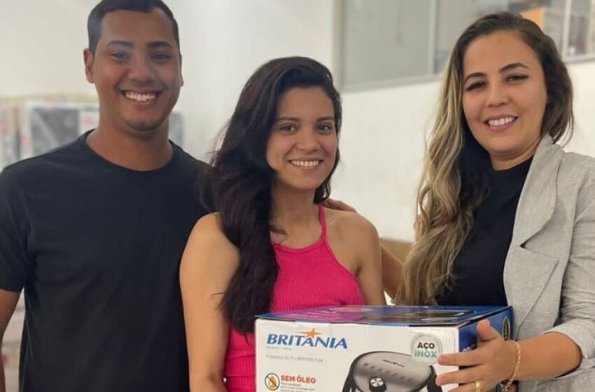  Empresa parceira da Copa Comércio de Medeiros Neto premia casal por participação nas arquibancadas