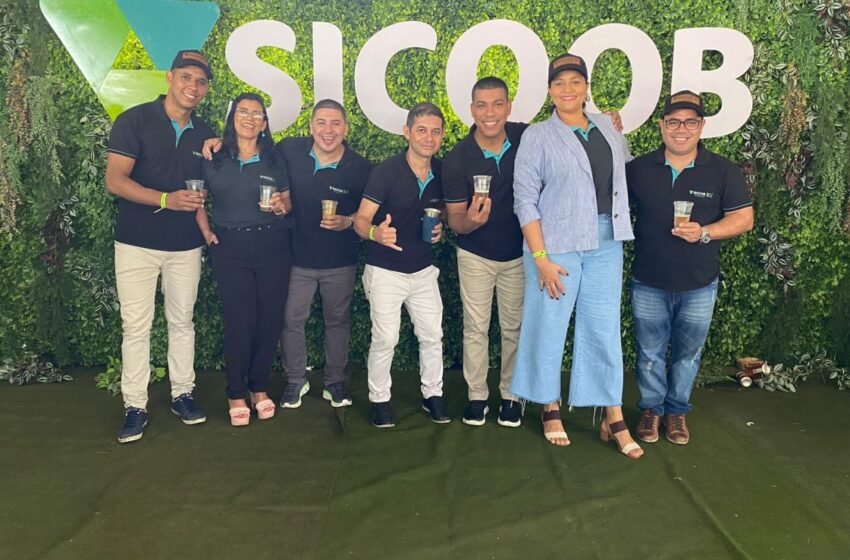  Funcionários do SICOOB de Medeiros Neto celebrarem 30 anos de história do Sicoob Credinorte em Nanuque-MG