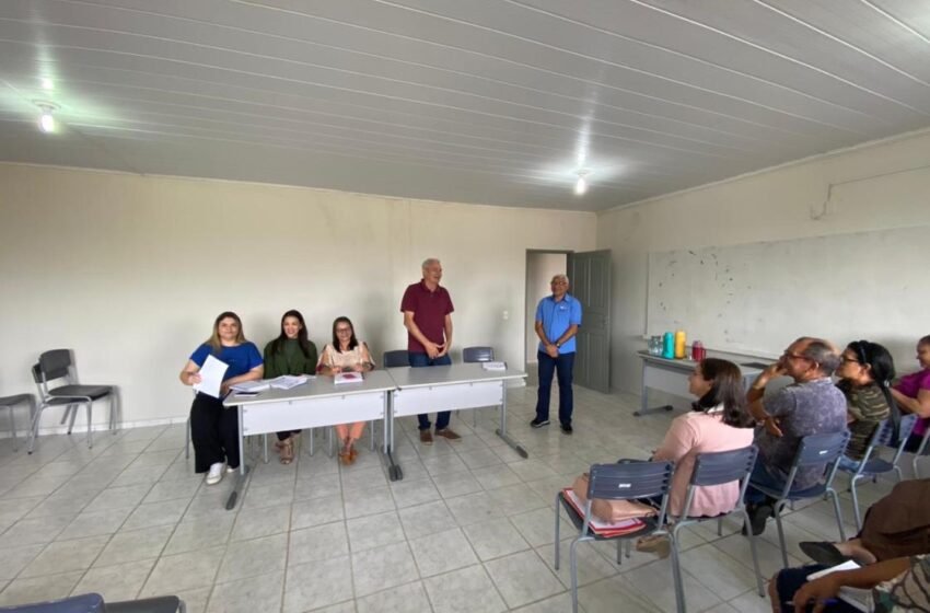  Educação: prefeito Beto Pinto dialoga com diretores escolares durante encontro