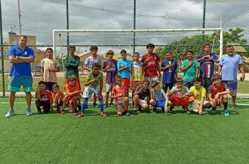  Esporte: Prefeitura de Medeiros Neto inicia aulas gratuitas em escolinha de futebol com crianças e adolescentes