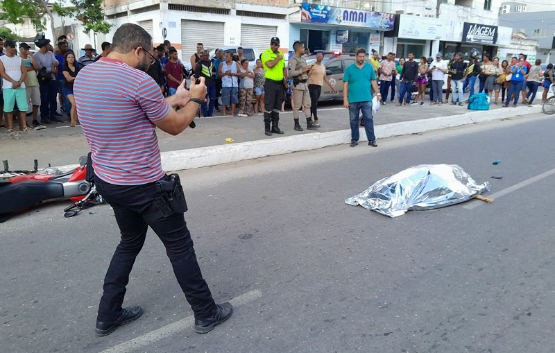  Motociclista de Delivery morre em acidente com caminhão no Centro de Teixeira de Freitas