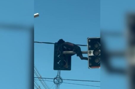 Homem é flagrado furtando cabos de semáforo em avenida de Salvador