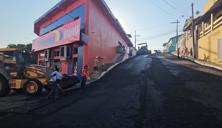  Trabalho de pavimenta&ccedil;&atilde;o asf&aacute;ltica segue nas ruas do centro de Medeiros Neto