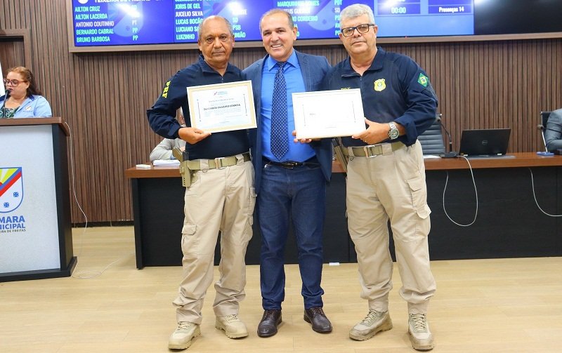  Câmara de Teixeira de Freitas Celebra Moção de Congratulação aos Patrulheiros Cajueiro e Batista da PRF