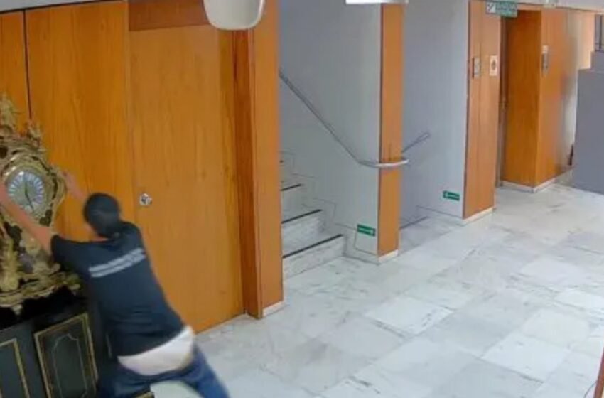  Restauro de relógio danificado no 8 de Janeiro é concluído, e peça retorna em breve ao Brasil