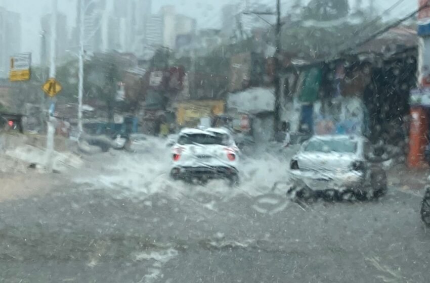  Desabamento e ameaças de deslizamento: chuva causa transtornos em Salvador nesta segunda-feira
