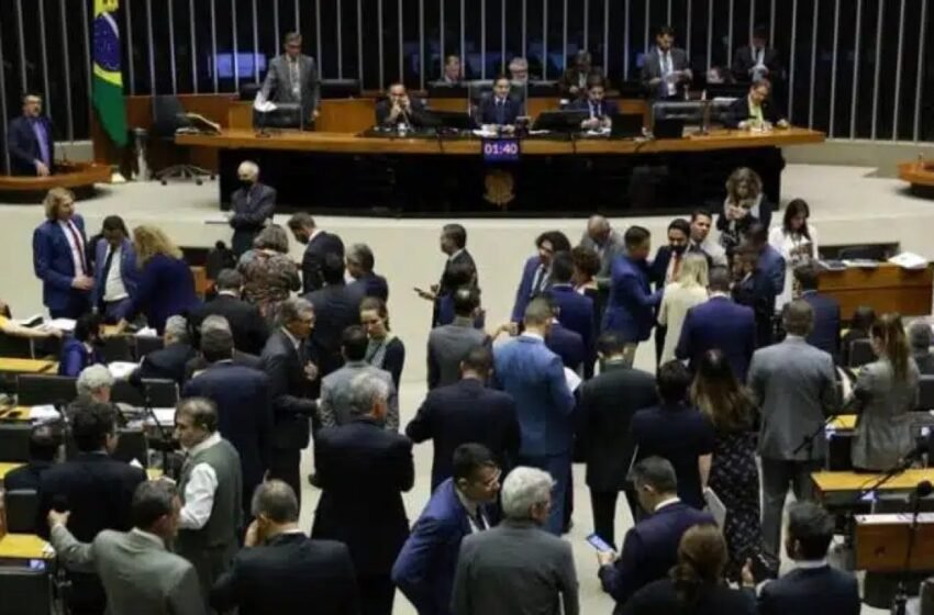  PEC que prevê fim da escala 6×1 recebe 18 assinaturas de deputados baianos; confira