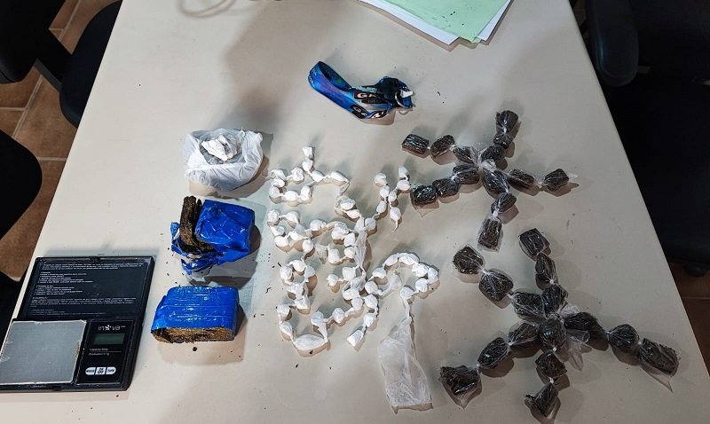  Homem &eacute; preso com maconha e coca&iacute;na em Medeiros Neto