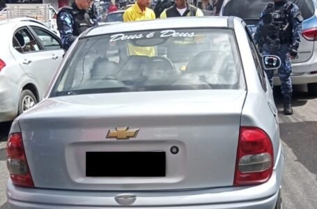 Carro que fazia transporte irregular de passageiros é apreendido em Salvador