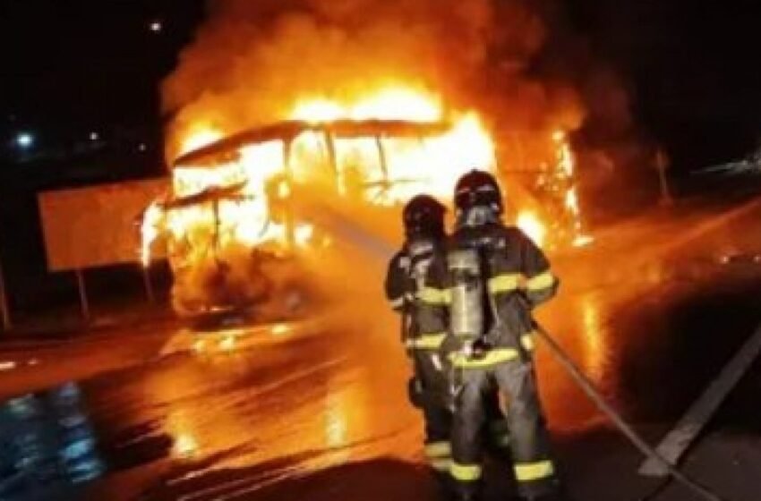 Ônibus que transportava mais de 40 estudantes pega fogo em Jequié