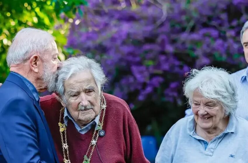  Lula condecora Mujica, que considera “a pessoa mais extraordinária”