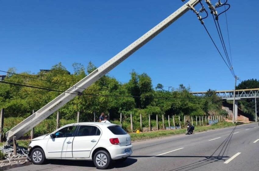  Acidente na Avenida Paralela deixa poste pendurado sobre a via e trânsito congestionado