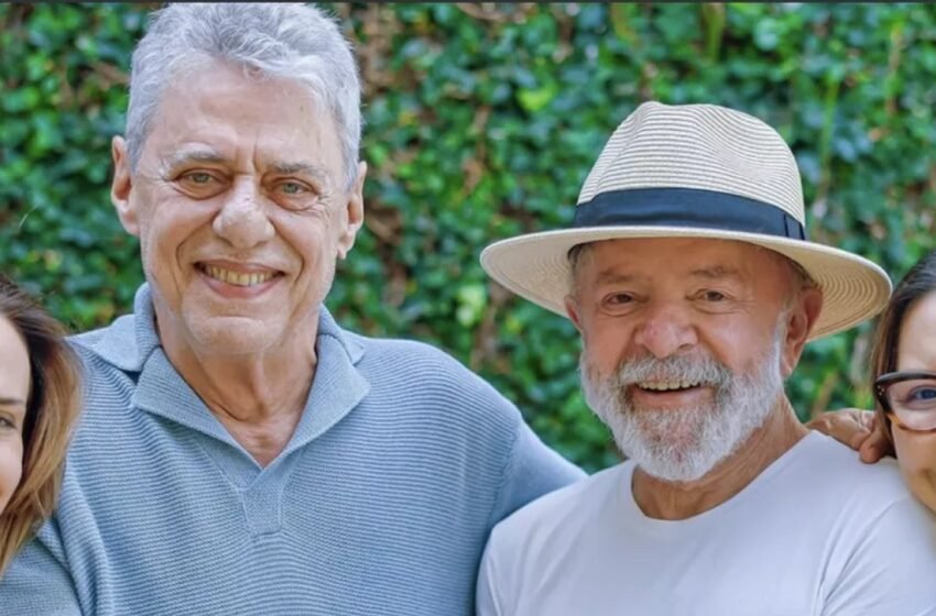  Lula recebe visita de Chico Buarque em São Paulo