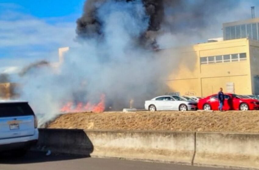  Avião perde controle e cai sobre prédio no Havaí