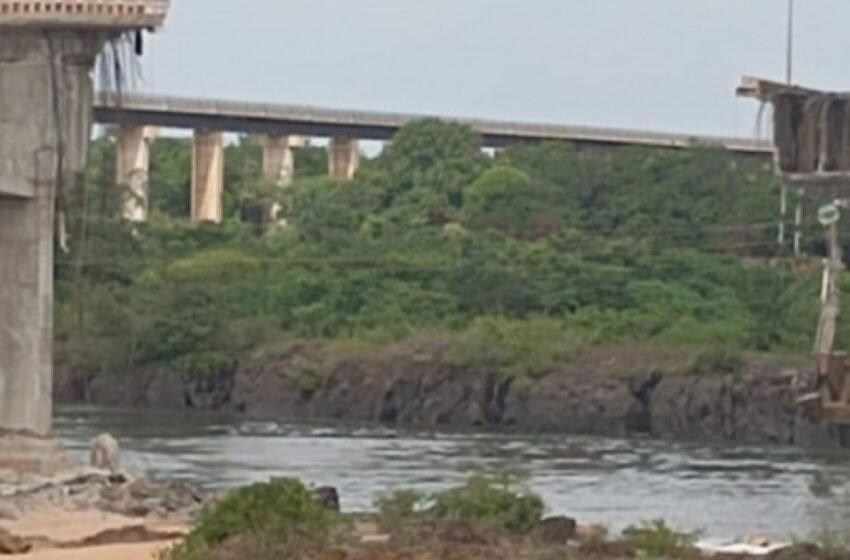  Desabamento de ponte faz caminhões com ácido caírem em rio; buscas serão retomadas na terça