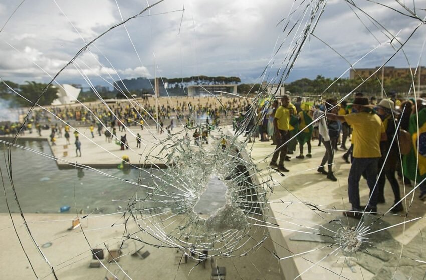  PF diz a Moraes que fugitivos do 8/1 foram da Argentina para o Peru