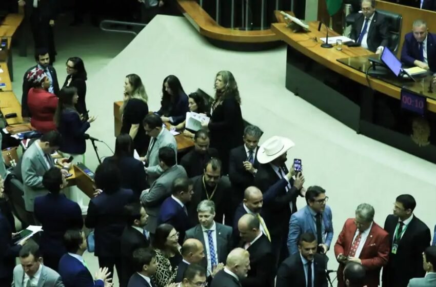  Câmara dos Deputados envia explicações ao STF sobre pagamento de emendas de comissão