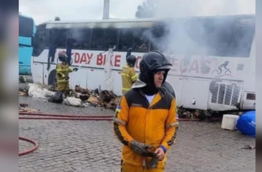  Fogo destrói ônibus em Conceição do Coité