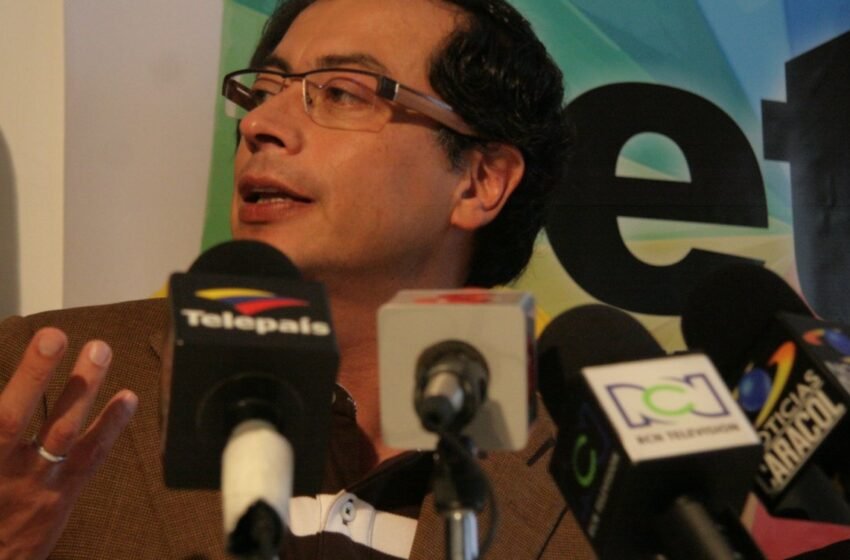  Em resposta às sanções de Trump, presidente da Colômbia impõe taxas de 25% a produtos dos EUA