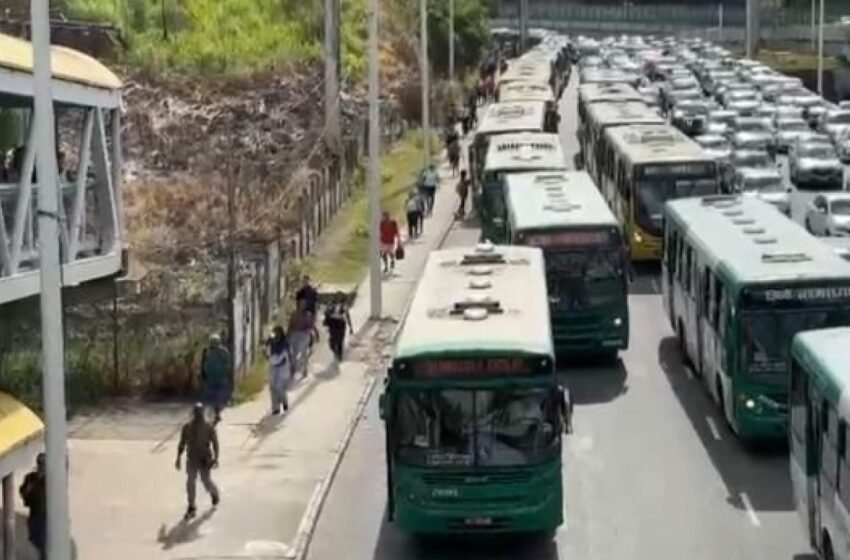  Ex-funcionários da antiga CSN realizam protesto e ocupam via marginal da Avenida Paralela