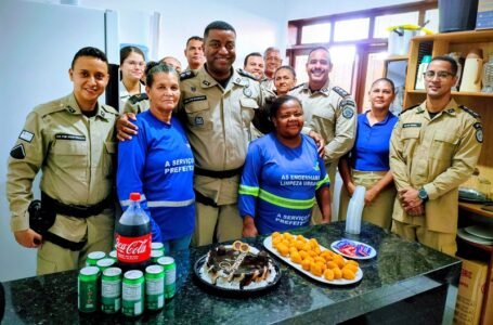 Lado humano da corporação: PMs surpreendem funcionária com festa de aniversário no quartel