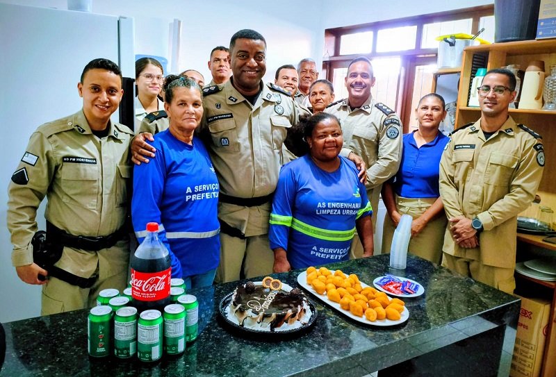  Lado humano da corporação: PMs surpreendem funcionária com festa de aniversário no quartel