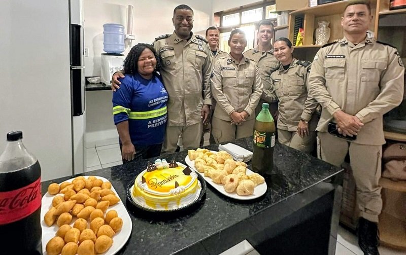  Polícia Militar homenageia funcionária da limpeza com surpresa de aniversário na sede da 87ª CIPM em Teixeira de Freitas